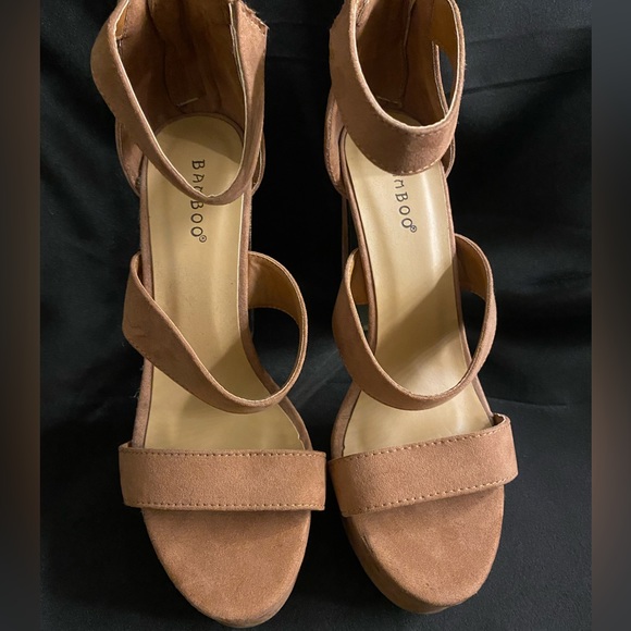 Mauve pink platforms with gold lined heel ✨ - Picture 3 of 7